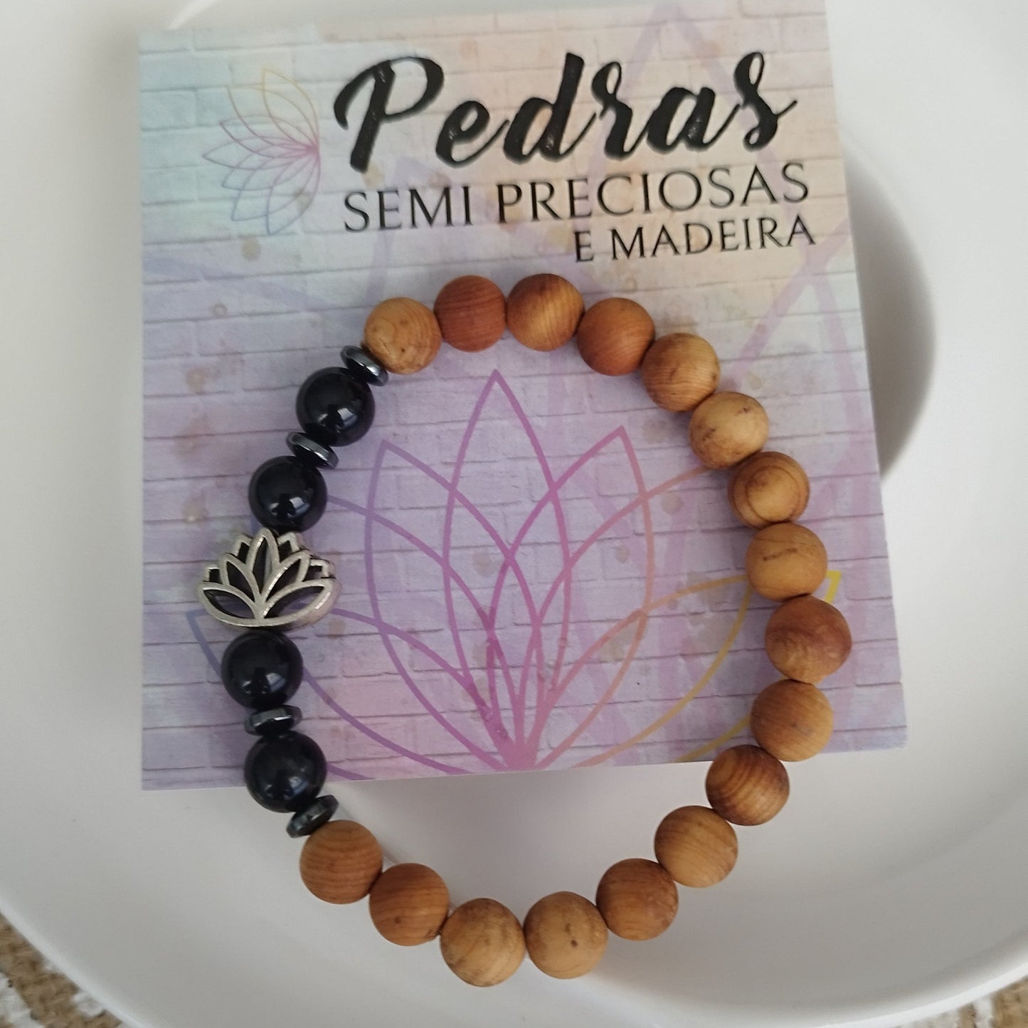 Pulseira de Madeira com Turmalina Negra e Pendente de Flor de Lótus