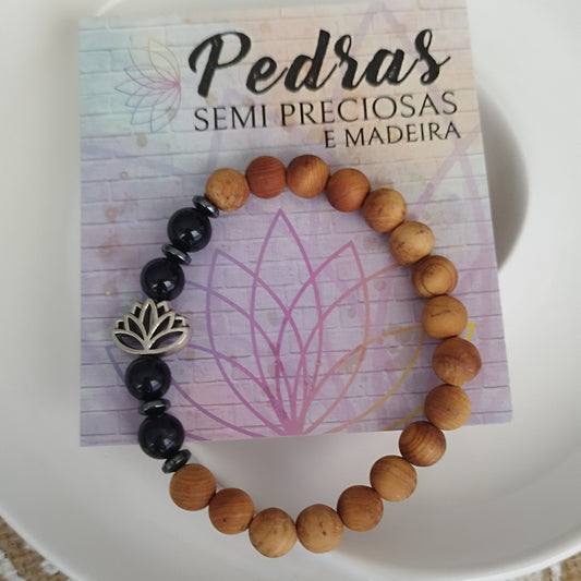 Pulseira de Madeira com Turmalina Negra e Pendente de Flor de Lótus