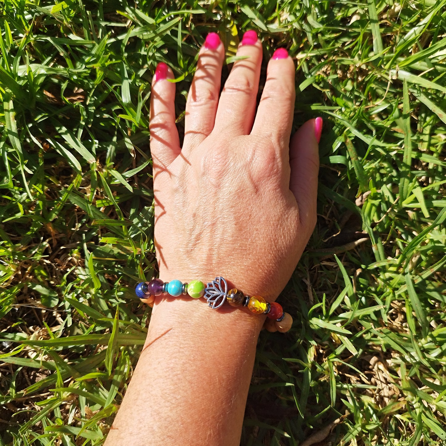 Pulseira de Madeira com Pedras dos 7 Chakras e Pendente de Flor de Lótus