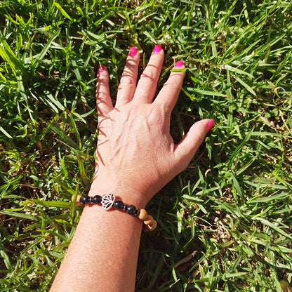 Pulseira de Madeira com Turmalina Negra e Pendente de Flor de Lótus