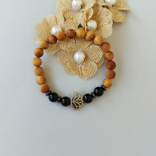 Pulseira de Madeira com Turmalina Negra e Pendente de Flor de Lótus